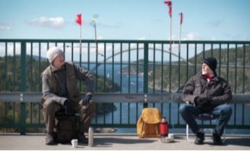 Разделени от COVID-19 близнаци се срещат всяка събота на мост между Швеция и Норвегия